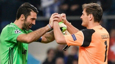 Gianluigi Buffon se saluda con Iker Casillas
