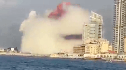 Una gran explosión cubrió de humo el puerto de Beirut