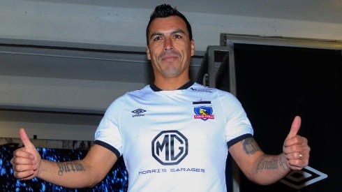 Esteban Paredes luciendo hace un año la nueva camiseta Umbro de Colo Colo, que regresó en aquella fecha. ¿Se quedan ahora?