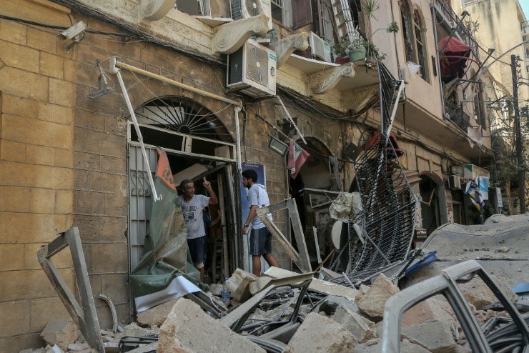 Los propios cuidadanos de Beirut, Líbano, intentan ayudar en las labores de rescate de víctimas de la explosión. Foto: Getty Images.