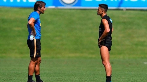 Antonio Conte junto a Alexis en un entrenamiento del Inter
