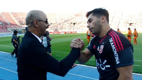 Johnny Herrera se saluda junto a Marco Antonio Figueroa en un duelo entre Universidad de Chile y Cobreloa en 2015.