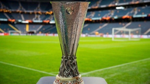 El trofeo de la Europa League. Alexis Sánchez y Charles Aránguiz lo aspiran.