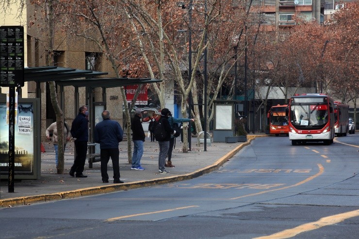 Los paraderos de buses se comienzan a llenar de personas en Providencia. Foto: Agencia Uno