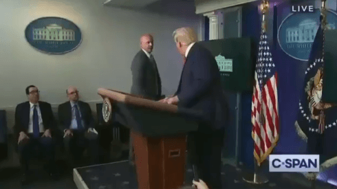 Video: Donald Trump es evacuado en plena conferencia por el Servicio Secreto