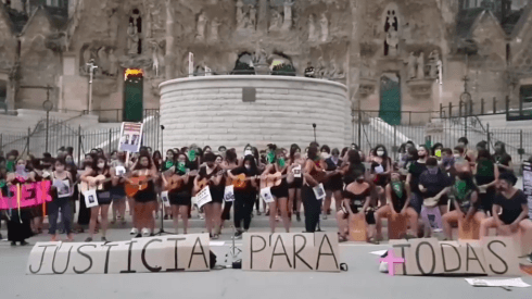 Un grupo de chilenas cantó frente a la Basílica de la Sagrada Familia contra los femicidios en nuestro país