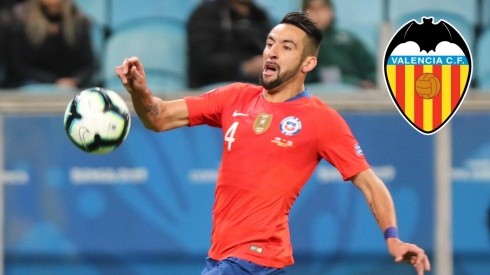 El defensor chileno quiere escoger con cuidado su nuevo equipo, ya que espera mantener el buen nivel que le permita luchar por un puesto en La Roja.