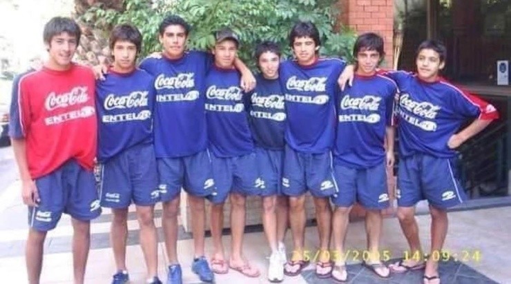 Alexis Sánchez, quien posa a la derecha de la imagen, hacía sus primeras armas en la selección chilena en 2005