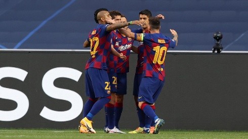Arturo Vidal se abraza con sus compañeros luego del 1-1