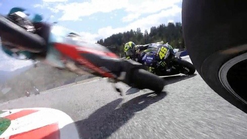 Valentino Rossi y Maverick Viñales estuvieron apunto de ser arrollados por dos motos voladoras tras una colisión en el GP de Austria.