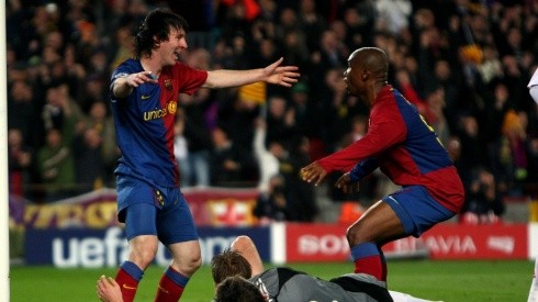 Messi se abraza con Eto'o ante el Bayern Munich