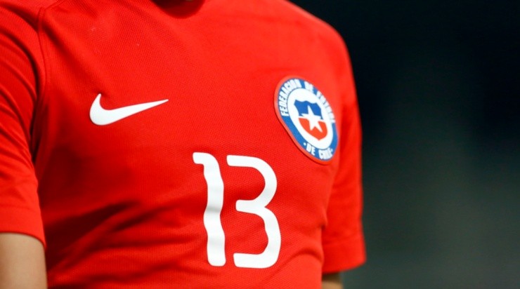 La camiseta de La Roja lleva el característico escudo de la Federación de Fútbol de Chile sobre el pecho (Agencia Uno)