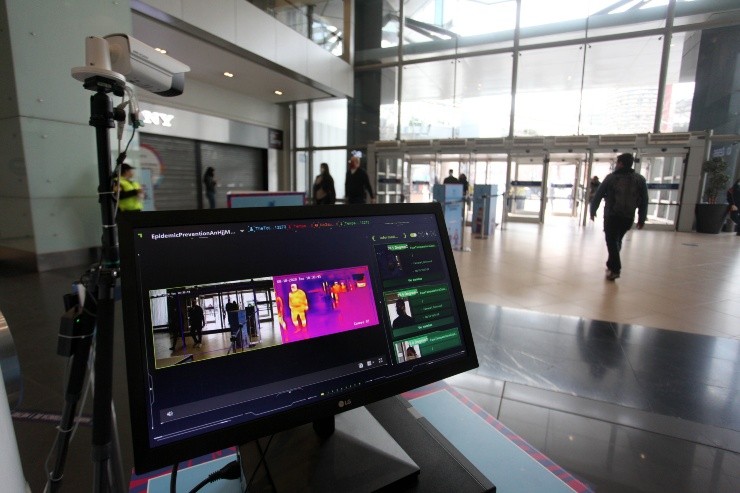 Sensores de calor fueron puestos en la entrada para detectar a personas con temperatura alta y que pudieran ser posibles casos de Covid-19.Foto: Agencia Uno