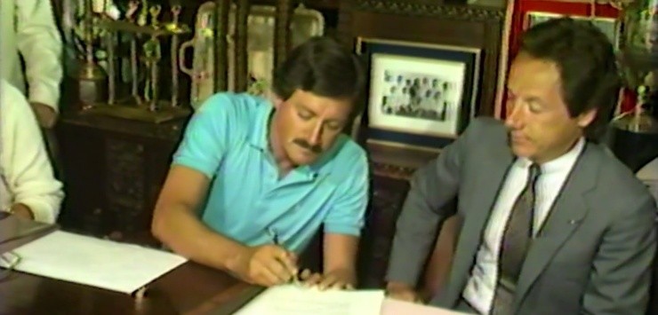 Instante donde Arturo Salah firma su contrato con Colo Colo para ser el nuevo DT en 1986. El archivo corresponde a RTU (hoy Chilevisión), y forma parte de Memorabiblia.