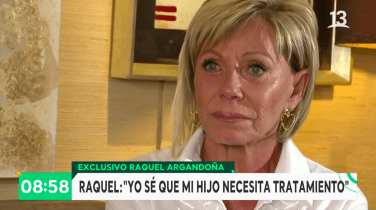 Raquel Calderón en medio de la entrevista por el delito de su hijo Nano Calderón.