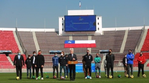 El Presidente Sebastián Piñera hace el anuncio de la vuelta del fútbol en el Estadio Nacional
