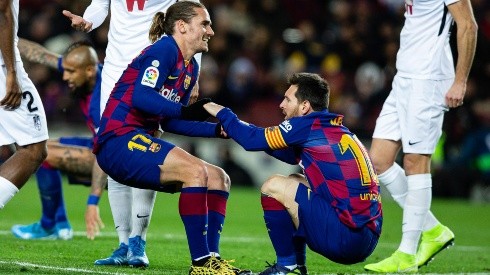 Griezmann levanta a Lionel Messi