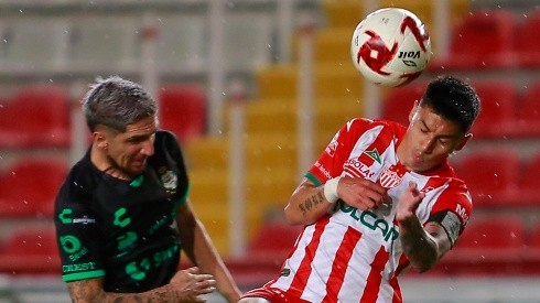 Claudio Baeza le gana de cabeza a Diego Valdés en el duelo de chilenos del fútbol mexicano
