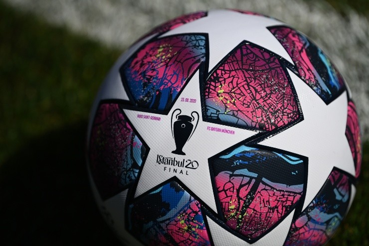 Los balones oficiales de la Champions League lucen el escudo de Estambul como sede de la final. Sin embargo, la sede en Turquía se atrasa por un año, y albergará la edición 2020/21.