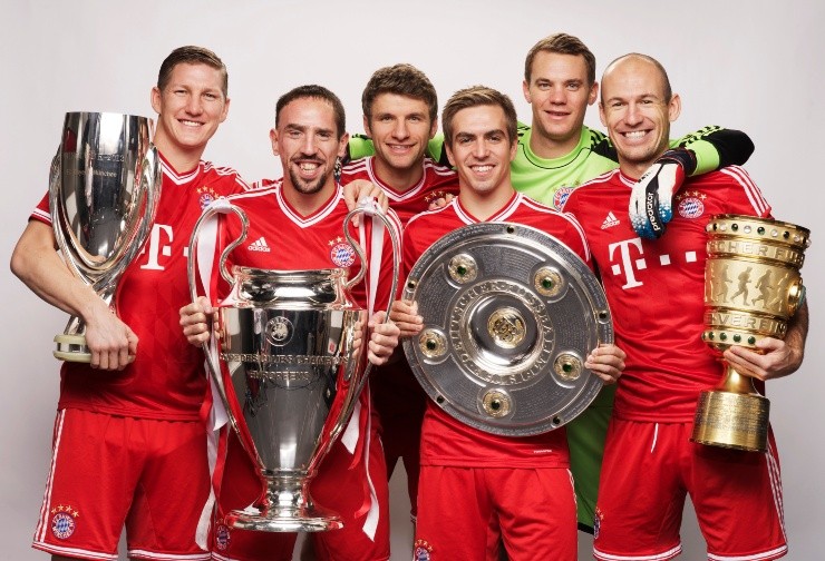 El plantel del Bayern Múnich luciendo, en ese entonces, todos los trofeos que habían conseguido, entre ellos la Champions League.