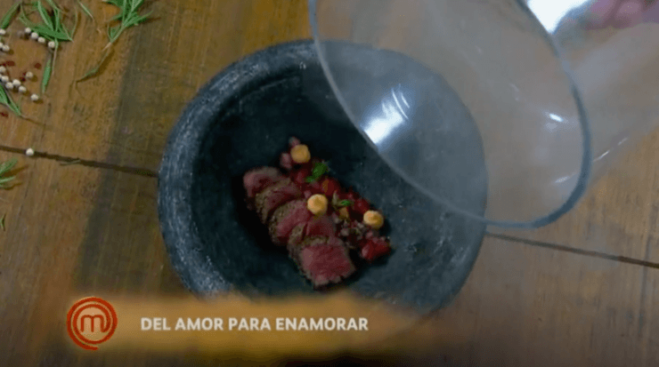 Entrada de César: Tataki de res con frutos rojos y puré frío; escondido en humo.