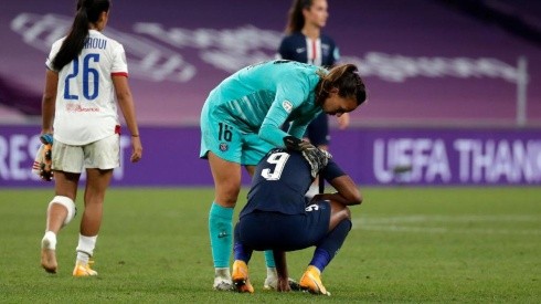 Tiane consoló a sus compañeras tras el partido ante el Lyon