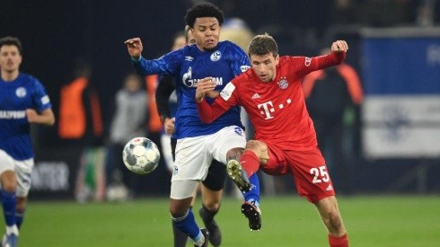 Weston McKennie marcando a Thomas Müller en la Bundesliga