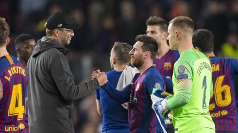Lionel Messi se saluda con Jürgen Klopp en un duelo de Champions League