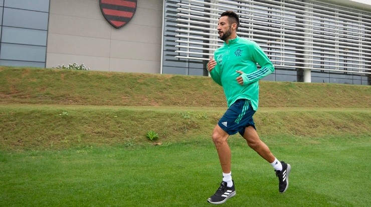 Mauricio Isla pudo debutar en Flamengo algunos días después de llegar al equipo más grande del fútbol brasileño. Foto: Flamengo