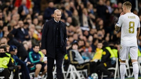Zinedine Zidane le da instrucciones a Toni Kroos