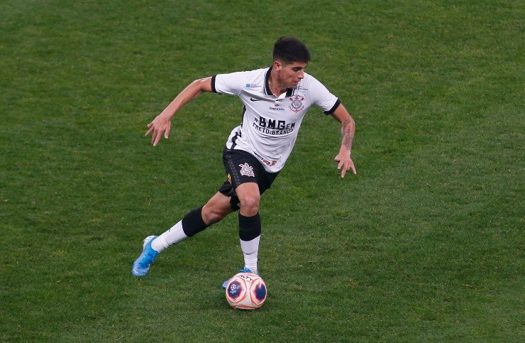 Ángelo Araos jugó el primer tiempo del encuentro de Corinthians ante Sao Paulo por el Brasileirao. | Foto: Getty Images.