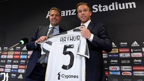 Arthur Melo posa con su camiseta número 5 de la Juventus