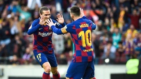Messi y Griezmann festejan un gol del francés