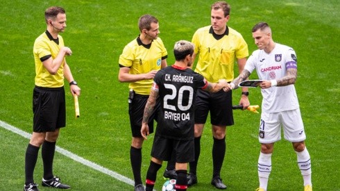 Charles Aránguiz capitán en el amistoso del Leverkusen ante el Anderlecht