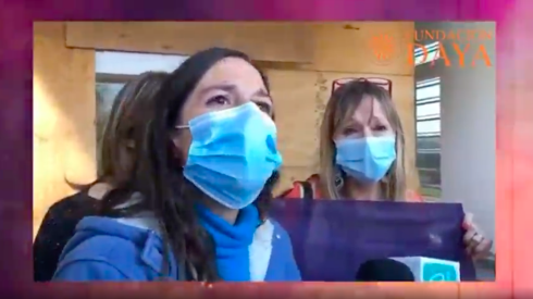 Camila Téllez, la hija de Ana María Gazmuri, conversando con la prensa, tras su detención por parte de Carabineros.