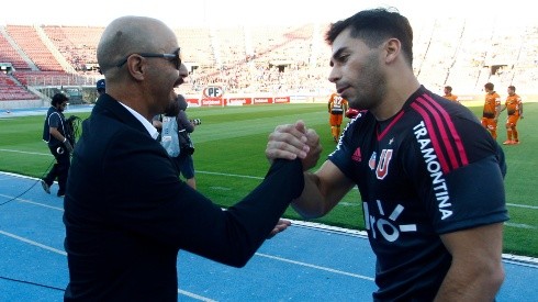 Johnny Herrera se saluda afectuosamente con Marco Antonio Figueroa