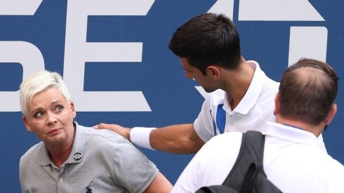 El momento en que Djokovic se disculpa con la jueza de línea en el US Open