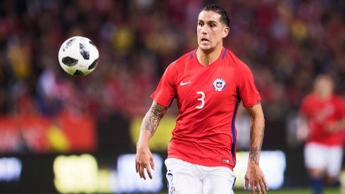 El defensor ha vestido 24 veces la camiseta de La Roja, y espera lograr regularidad en Turquía para volver a ser considerado por Reinaldo Rueda.