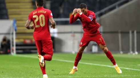 Cristiano Ronaldo celebra su gol 100 con Portugal en el duelo ante Suecia.