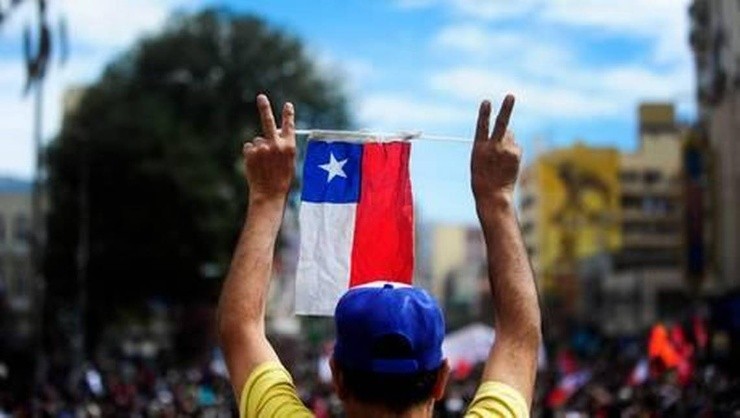 El Decreto Supremo Nº 1534 del Ministerio Interior indica que si la bandera chilena se cuelga de manera vertical, esta debe tener el color azul y la estrella en el extremo superior izquierdo. | Foto: Agencia Uno.