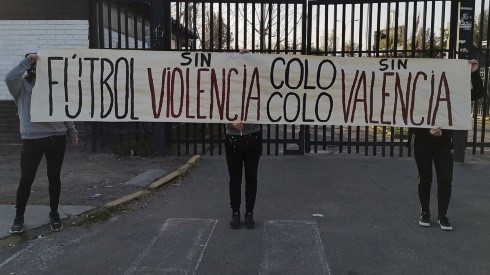 La hinchada de Colo Colo se ha manifestado con críticas ante las denuncias que pesan sobre Leonardo Valencia
