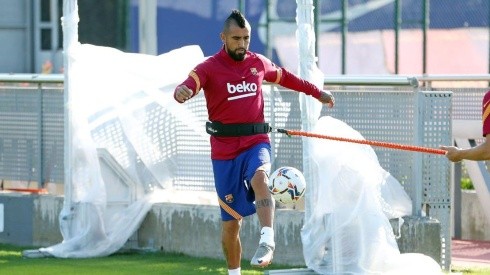 Vidal podría seguir jugando en Barcelona mientras se define su futuro
