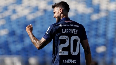 Joaquín Larrivey marcó doblete en el triunfo de la U contra Cobresal.