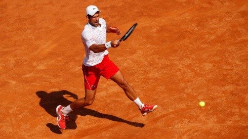 Novak Djokovic ganó con claridad en la arcilla romana