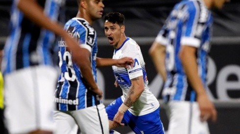 Zampedri festeja su gol el el triunfo de la Católica contra Gremio en Copa Libertadores.