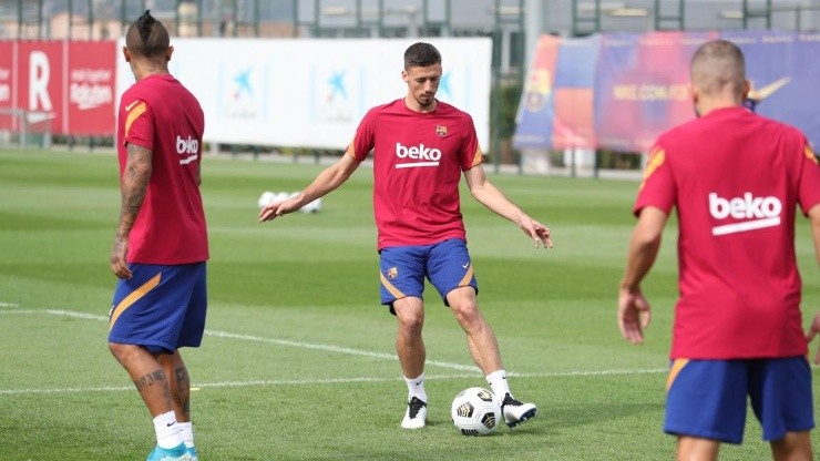 Arturo Vidal practica con balón junto a Clement Lenglet en el último entrenamiento de Barcelona. Foto: FC Barcelona