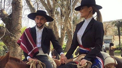 Mauricio Isla vestido de huaso junto a su esposa Gala Caldirola