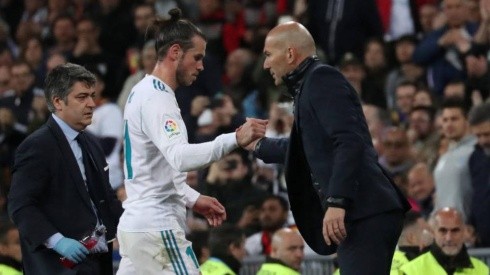 Bale se saluda con Zidane