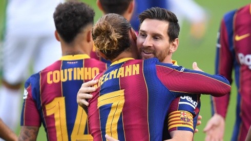Messi se abraza con Griezmann luego del gol del francés