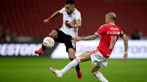 Rodrigo Ureña ante Internacional por la Libertadores. Ahora recibirá a Universidad Católica.